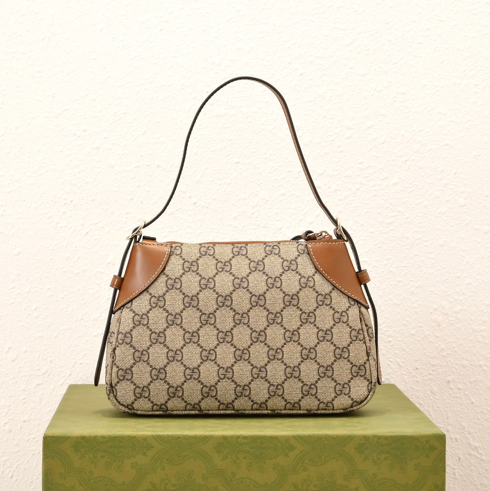 Gucci Emblem Small Zipped Tote Bag – 815218